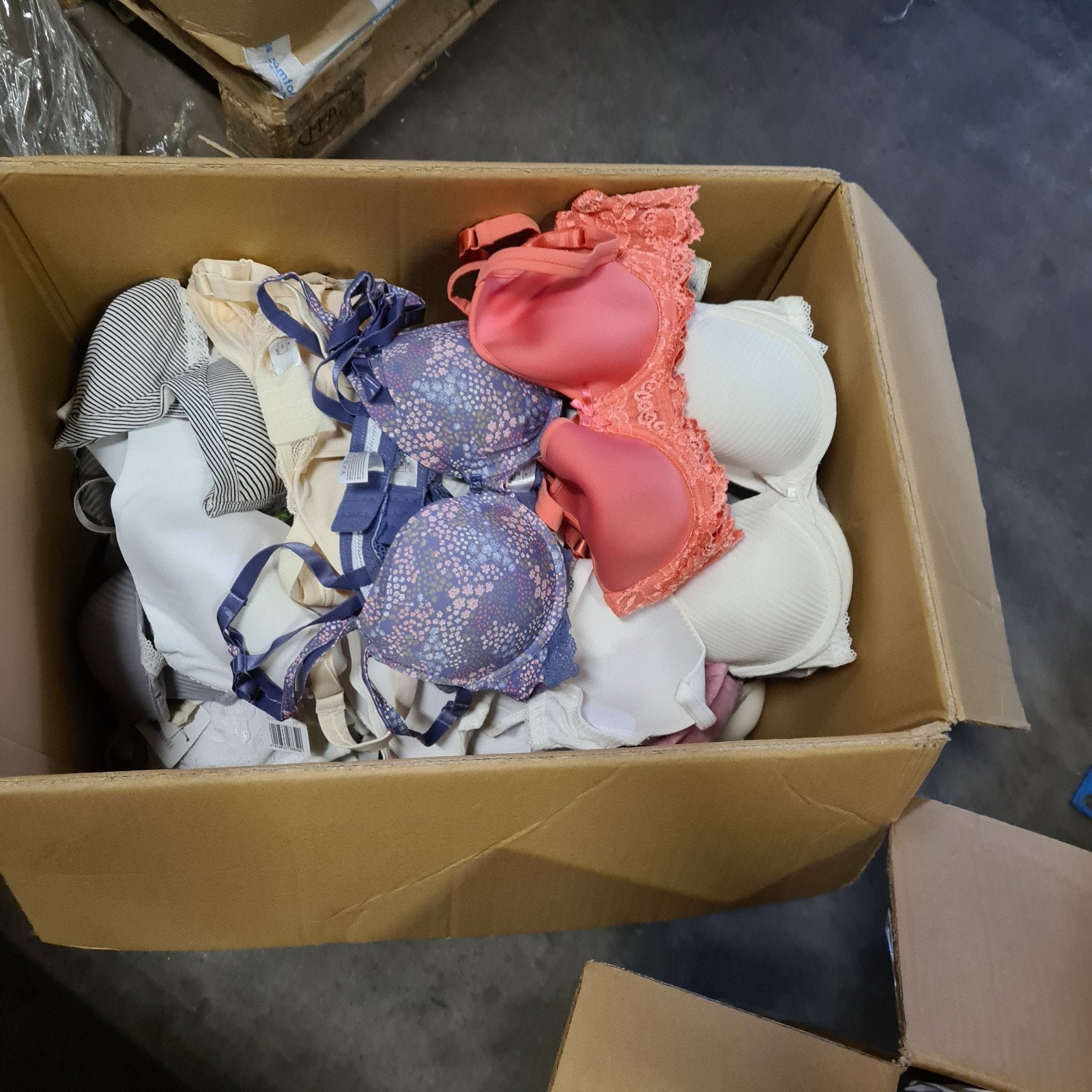 Grote partij lingerie - 250 stuks diverse BH's en bodies, Kleding | Dames, Sassa, Ophalen of Verzenden, Overige kleuren, BH