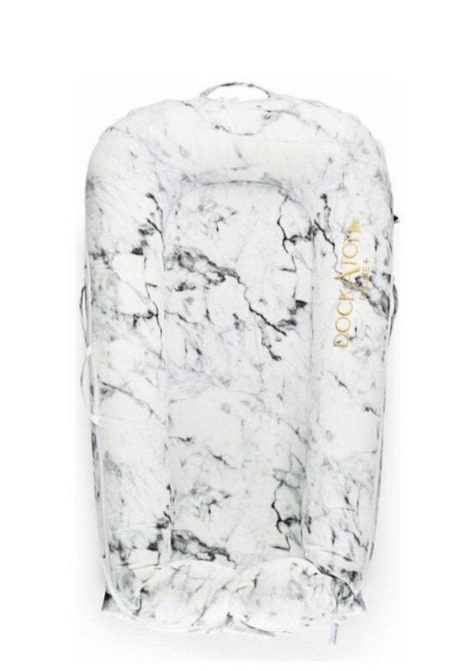 Babynestje Deluxe Marble Dockatot - Comfortabel en Veilig, Ophalen, Zo goed als nieuw
