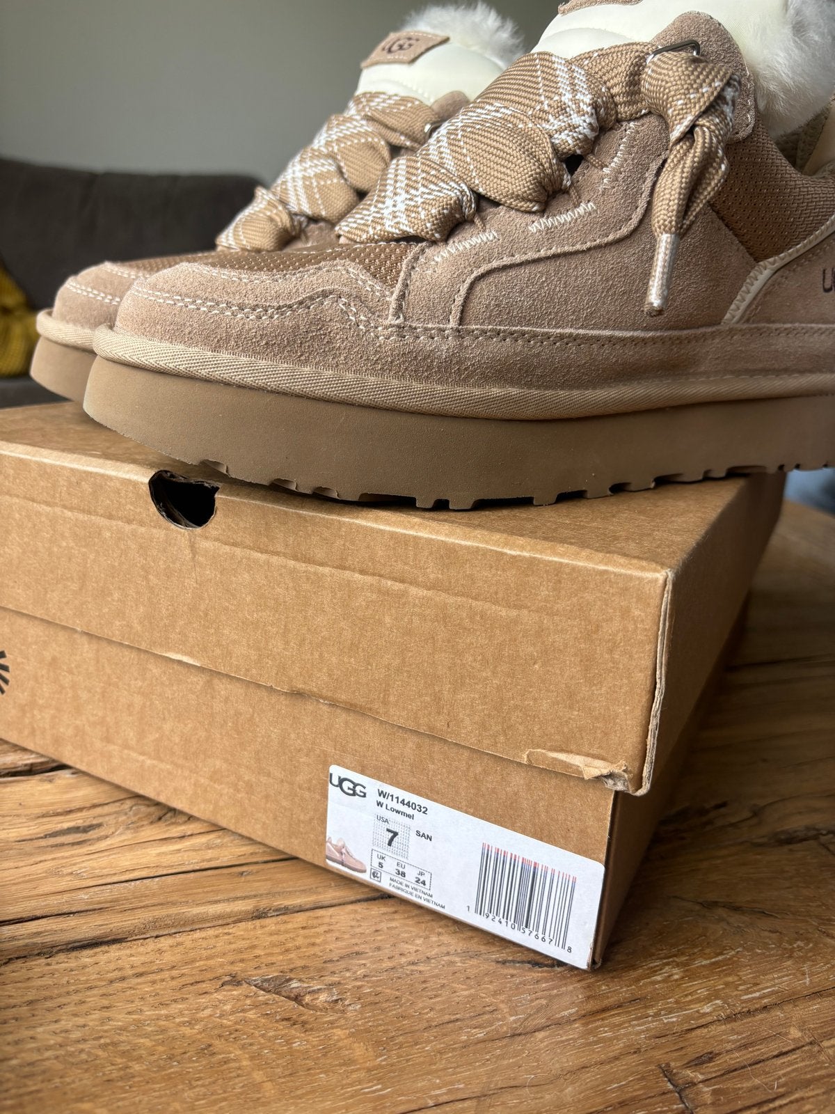 Nieuwe UGG Lowmel in maat 37 & 38, Ophalen of Verzenden, Nieuw, Beige, Lage of Enkellaarzen