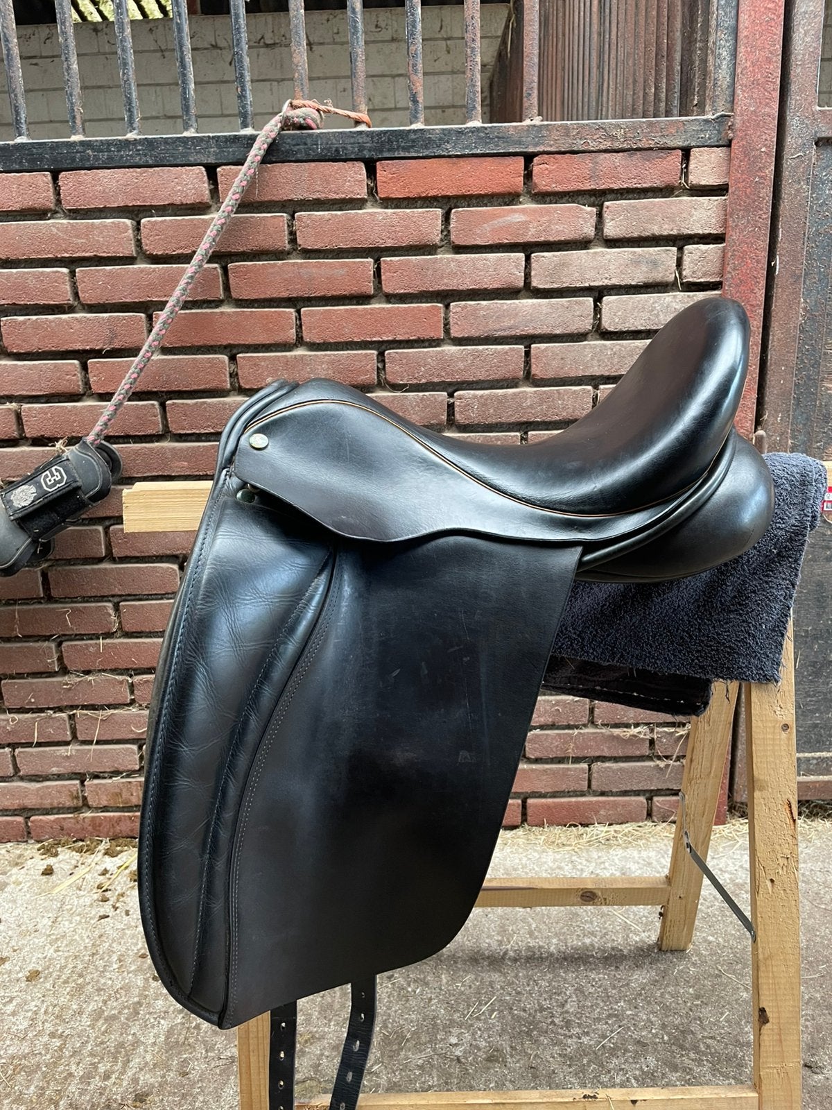 Hulsebos dressuur zadel., Dieren en Toebehoren, Hulsebos, L (17.5 inch), Dressuur, Diepe zit