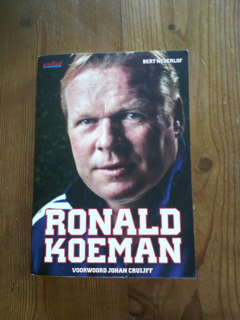 voetbalboek- Ronald Koeman - Biografie, Ophalen of Verzenden, Zo goed als nieuw, Balsport