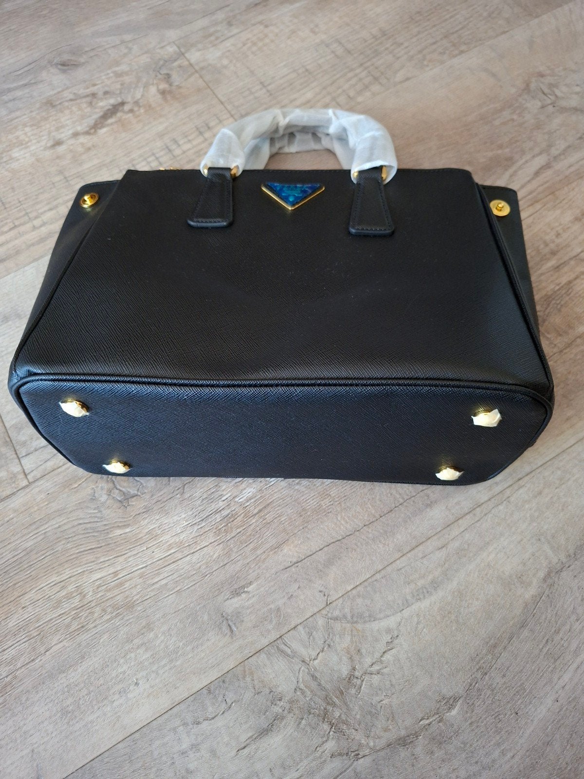 Nieuwe Prada zwarte tas met goudkleurige ritsen, Ophalen of Verzenden, Nieuw, Zwart, Handtas