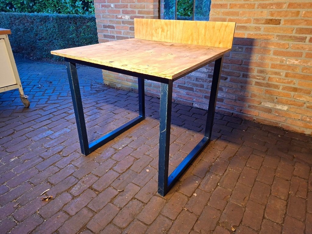 Goede, degelijke werkbank met metalen onderstel!, Doe-het-zelf en Verbouw, Werkbanken, Ophalen, Gebruikt, 70 tot 120 cm