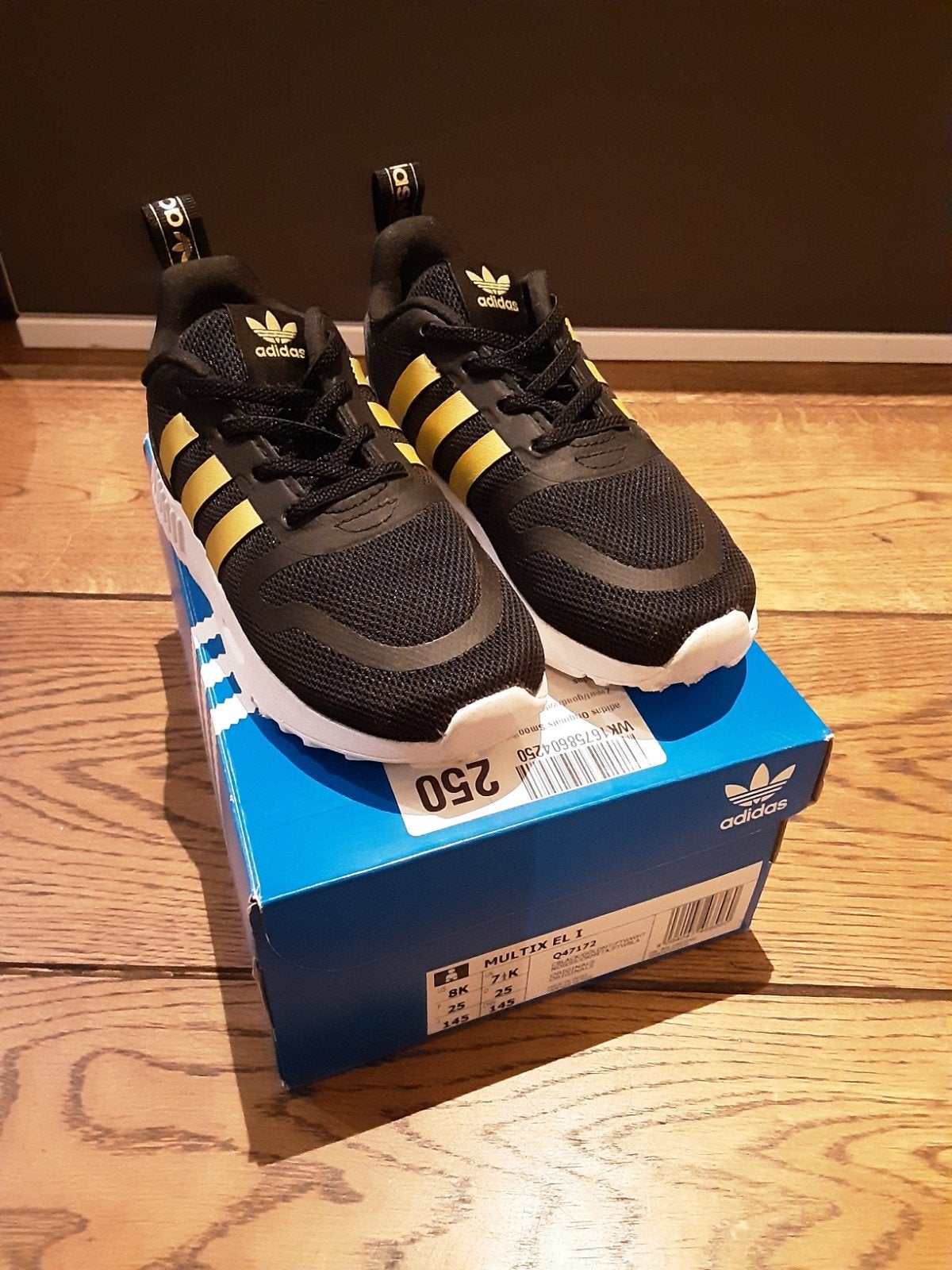 Adidas gympen maat 25 zwart goud z.g.a.n, Ophalen of Verzenden, Zo goed als nieuw, Meisje, Sportschoenen