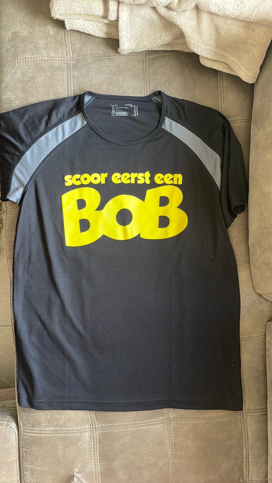 2 x Sportshirt maat M met gele tekst BOB, 2 voor 7,50, Maat 48/50 (M), Zwart, Ophalen of Verzenden, Zo goed als nieuw