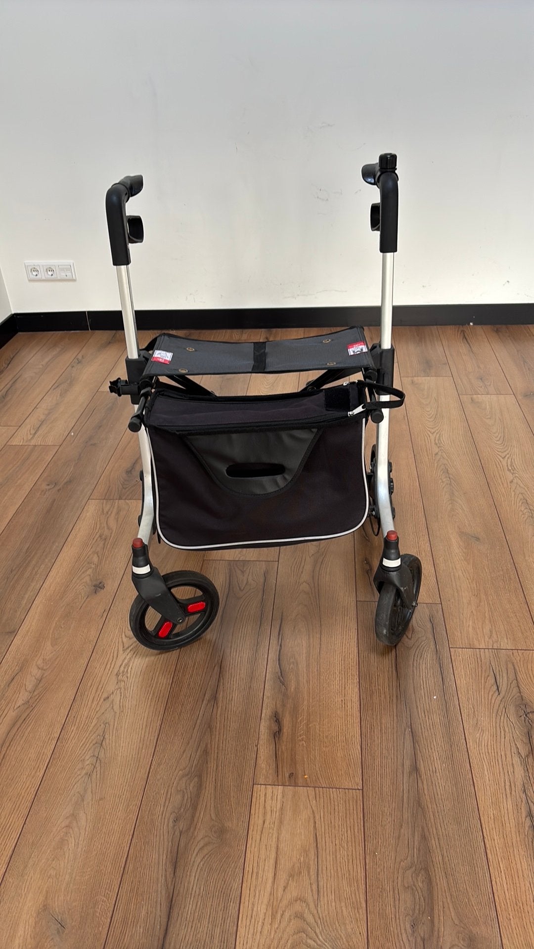 Rollator met tasje. Gratis ophalen, Ophalen, Opvouwbaar, Gebruikt