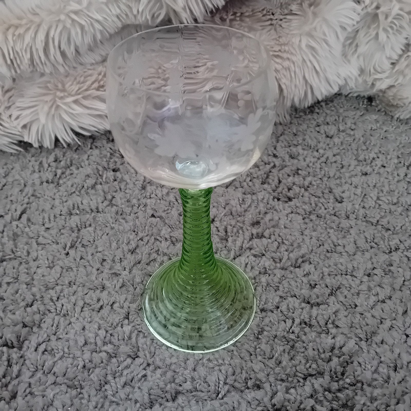 Mooi Roemer glas met groene gedraaide steel, Antiek en Kunst, Verzenden