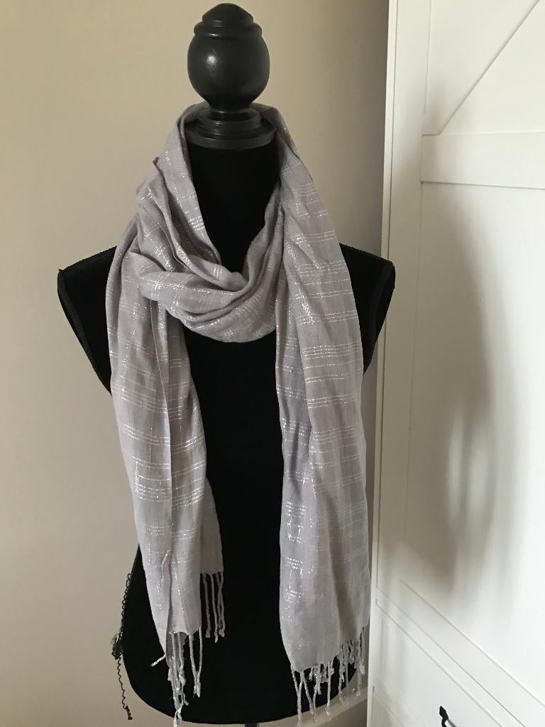 Sjaal grijs zilver, Kleding | Dames, Mutsen, Sjaals en Handschoenen, Ophalen, Zo goed als nieuw, Maat 46/48 (XL) of groter, Sjaal