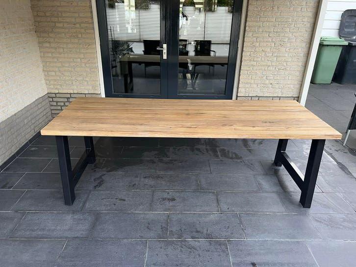 Robuuste houten tuintafel met metalen onderstel, Huis en Inrichting, Tafels | Eettafels, 200 cm of meer, Vijf personen of meer