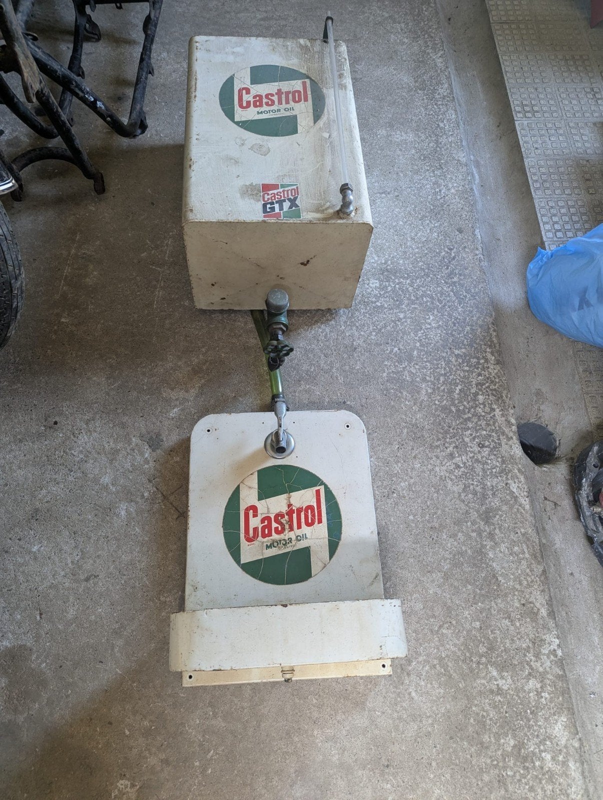 Castrol oliebar, Ophalen