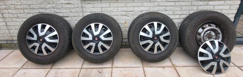 Autobanden met stalen velgen en wieldoppen, 15 inch, Banden en Velgen, Ophalen of Verzenden, Zomerbanden