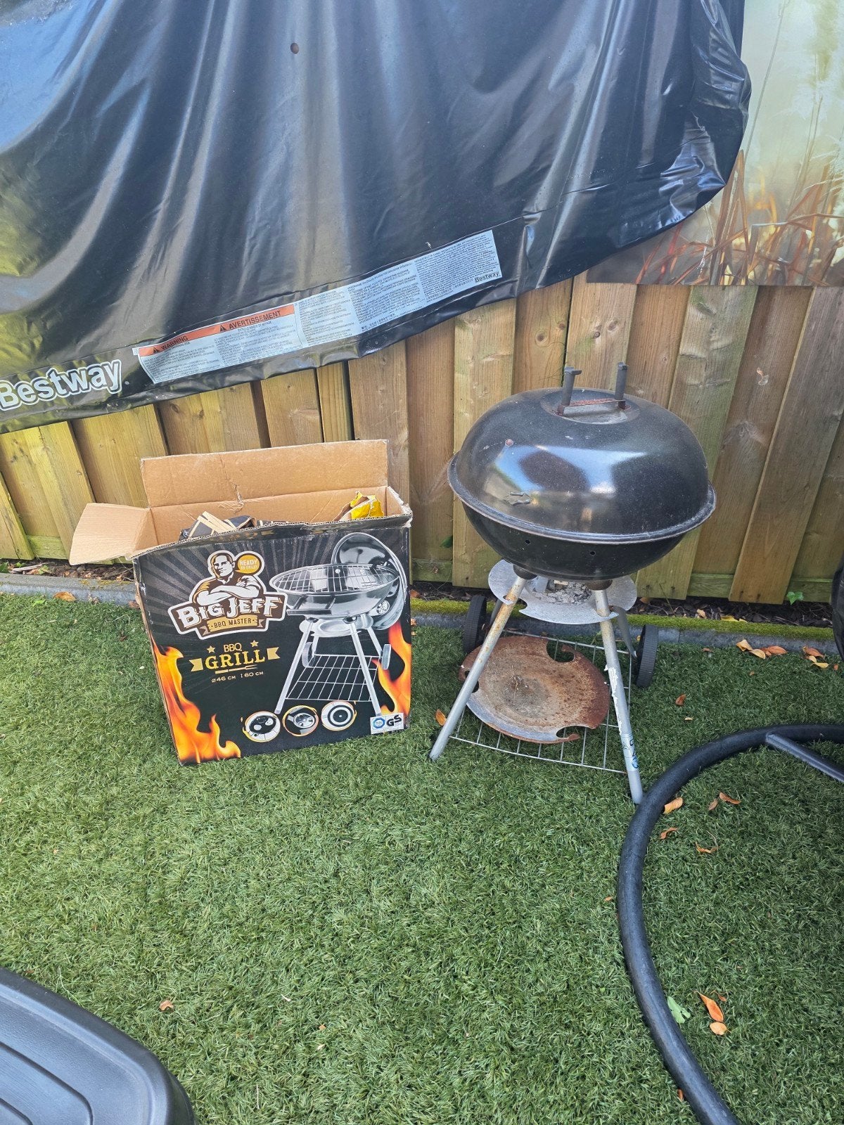 BBQ met houtskool en briketten, Ophalen, Gebruikt, Met accessoires