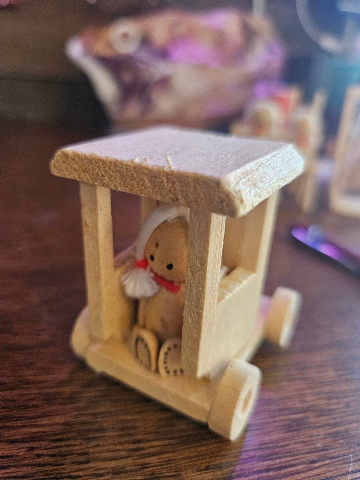 Handgemaakte houten ornamenten uit het Ertsgebergte, Ophalen
