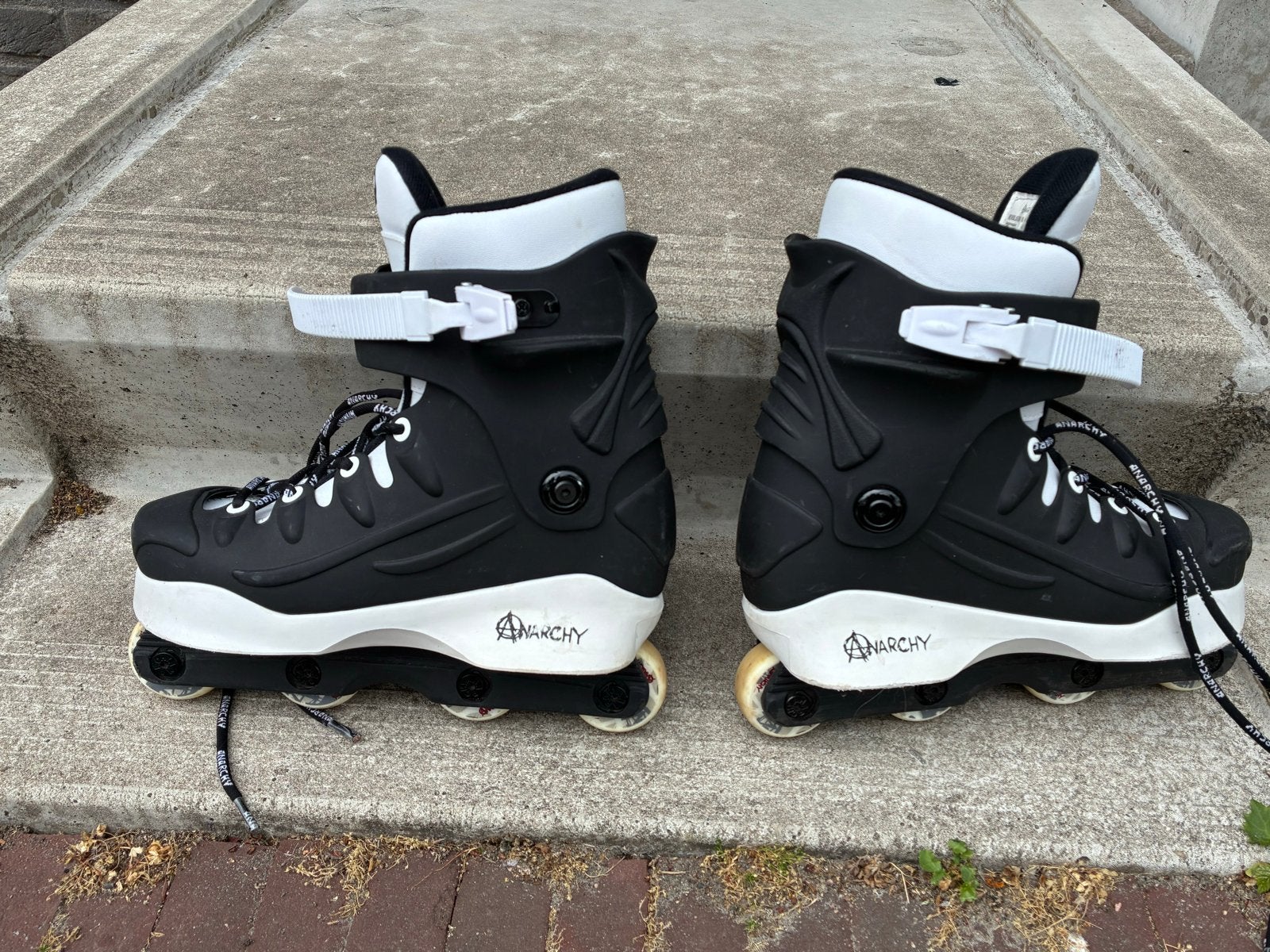 Anarchy Aggressive Inline Skates - Zwart/Wit, Gebruikt, Heren, Inline skates 4 wielen, Ophalen