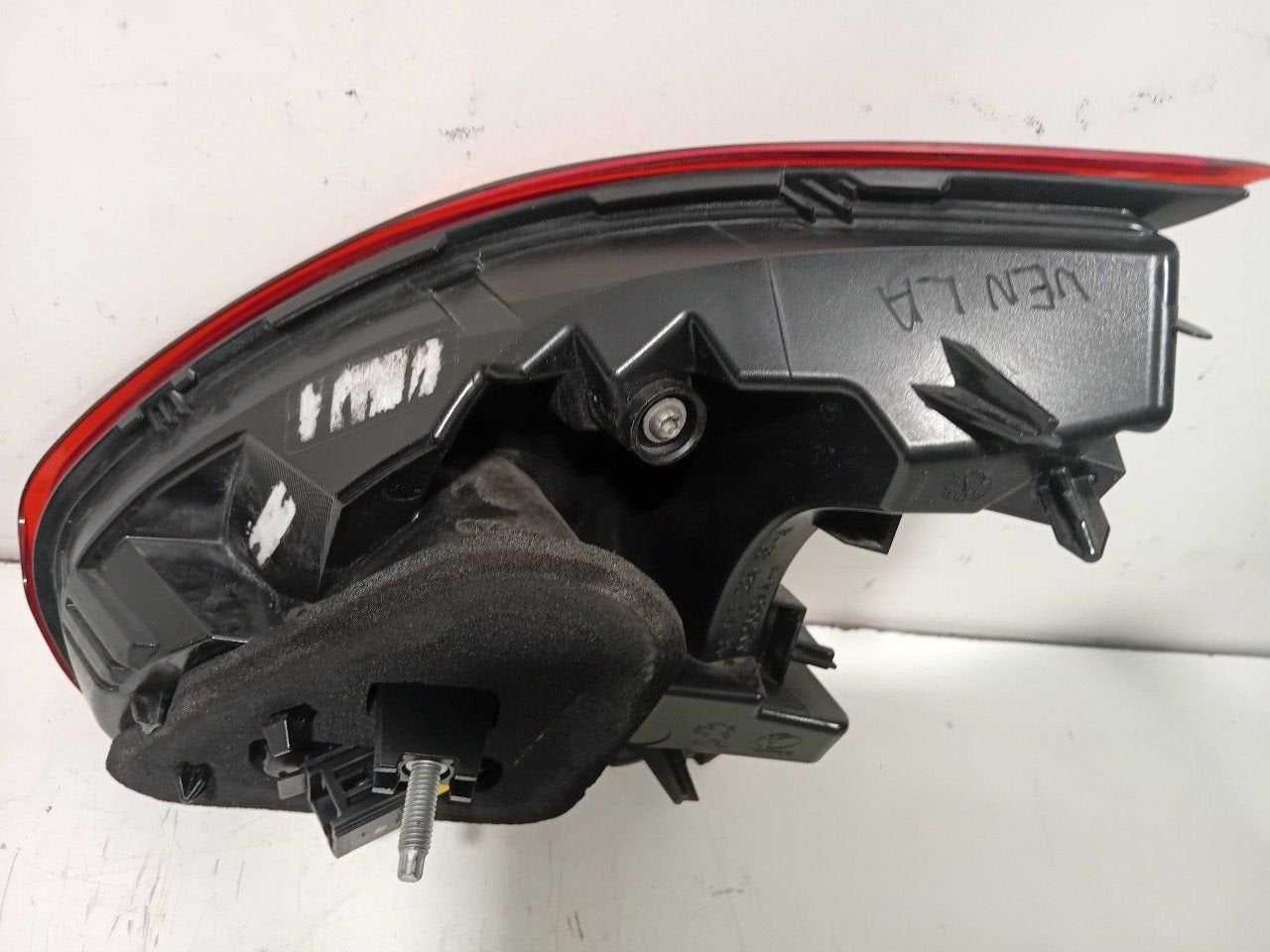 Achterlicht kofferdeksel achterklep links Peugeot 2008, Onderdelen@venauto.nl, Van der Ven Autorecycling B.V., Gebruikt, Ettenseweg 76, 4706 PB Roosendaal, The Netherlands