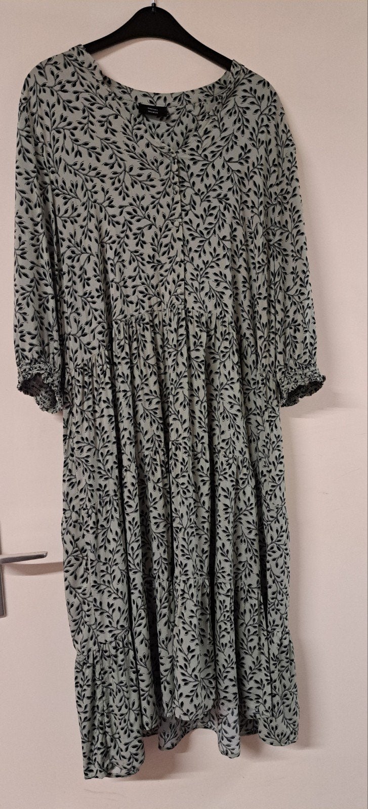 Prachtige midi jurk maat 48/50, Ophalen of Verzenden, Zo goed als nieuw, Maat 46/48 (XL) of groter, Onder de knie
