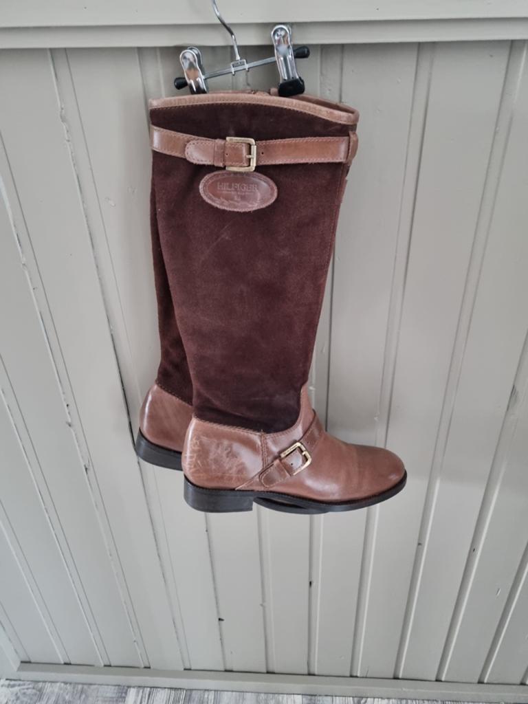Tommy Hilfiger laarzen maat 40 - netjes met klein defect, Kleding | Dames, Schoenen, Hoge laarzen, Bruin, Ophalen of Verzenden
