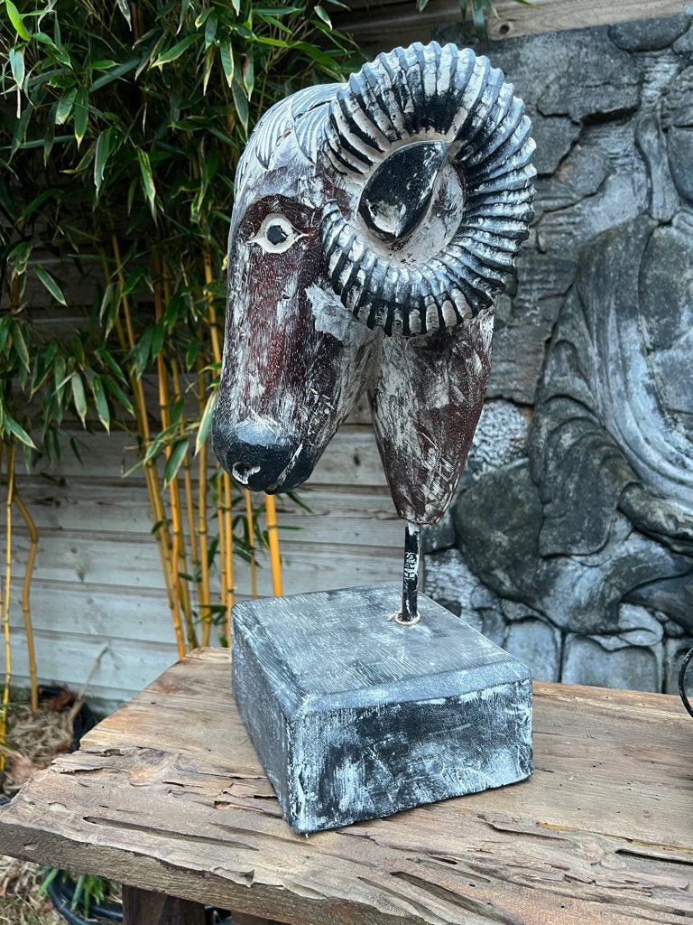 Houtsnijwerk beeld van een Ram uit Indonesie massief 50 cm, Verzamelen, Beelden en Beeldjes, Ophalen of Verzenden, Nieuw, Dier