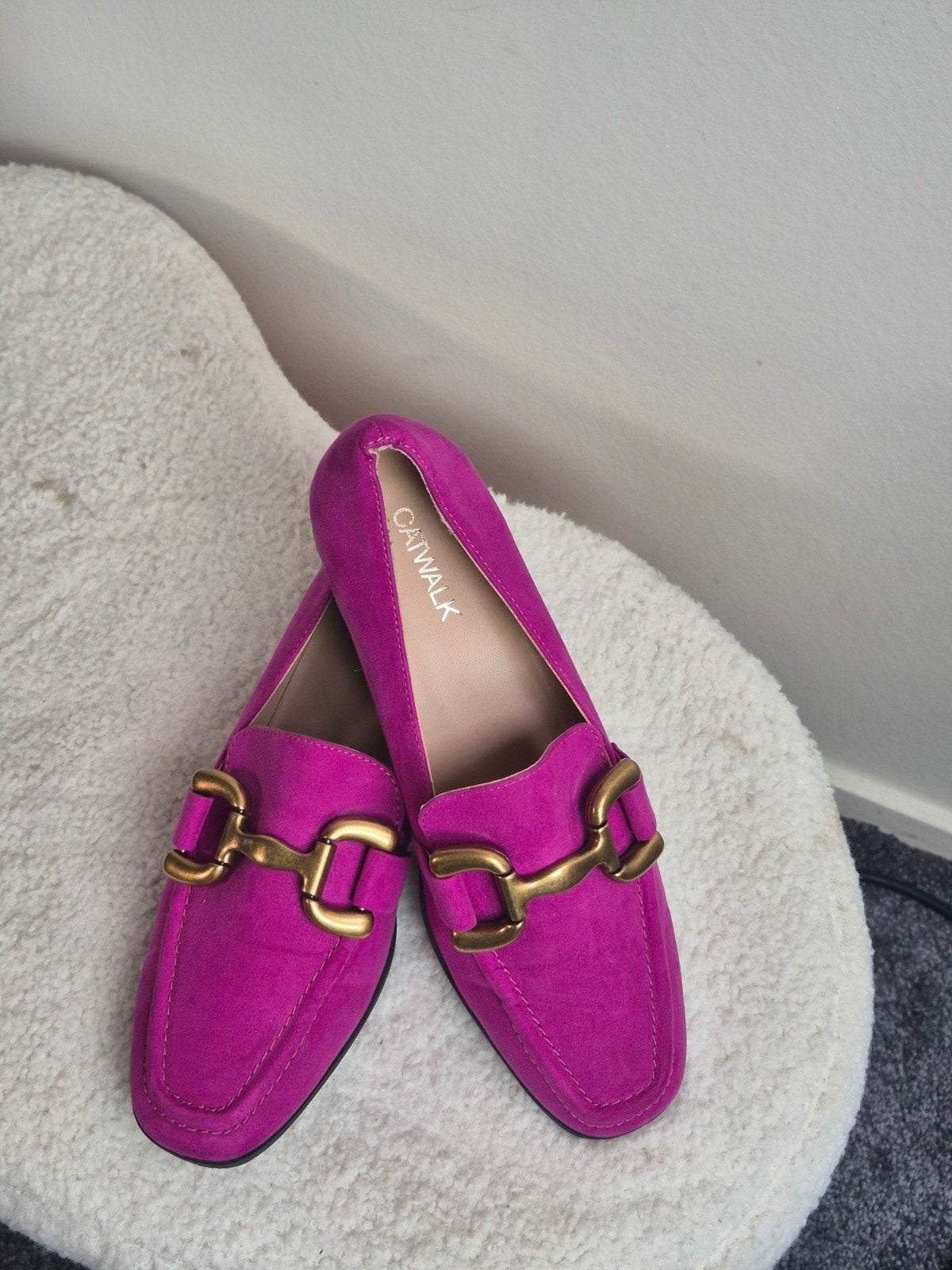 Fuchsia loafers met goudkleurige gesp - Maat 38, Kleding | Dames, Ophalen of Verzenden, Zo goed als nieuw, Roze, Instappers