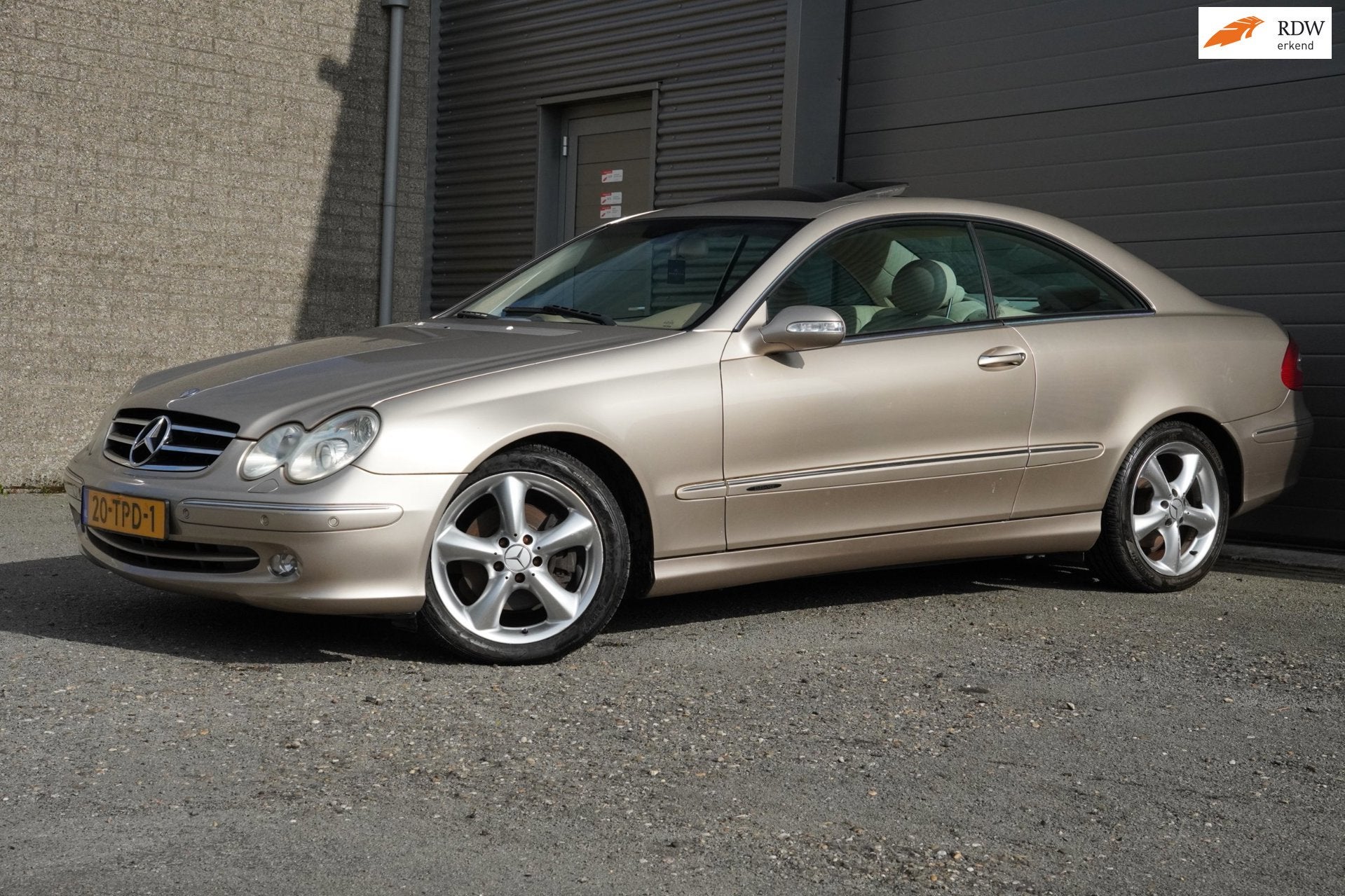 Mercedes-Benz CLK-klasse Coupé 320 Elegance, Auto's, Automaat, Achterwielaandrijving, Gebruikt, Beige