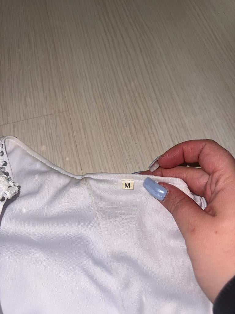 Witte glitter jurk met één mouw - Maat M, Kleding | Dames, Jurken, Maat 38/40 (M), Wit, Ophalen of Verzenden, Zo goed als nieuw