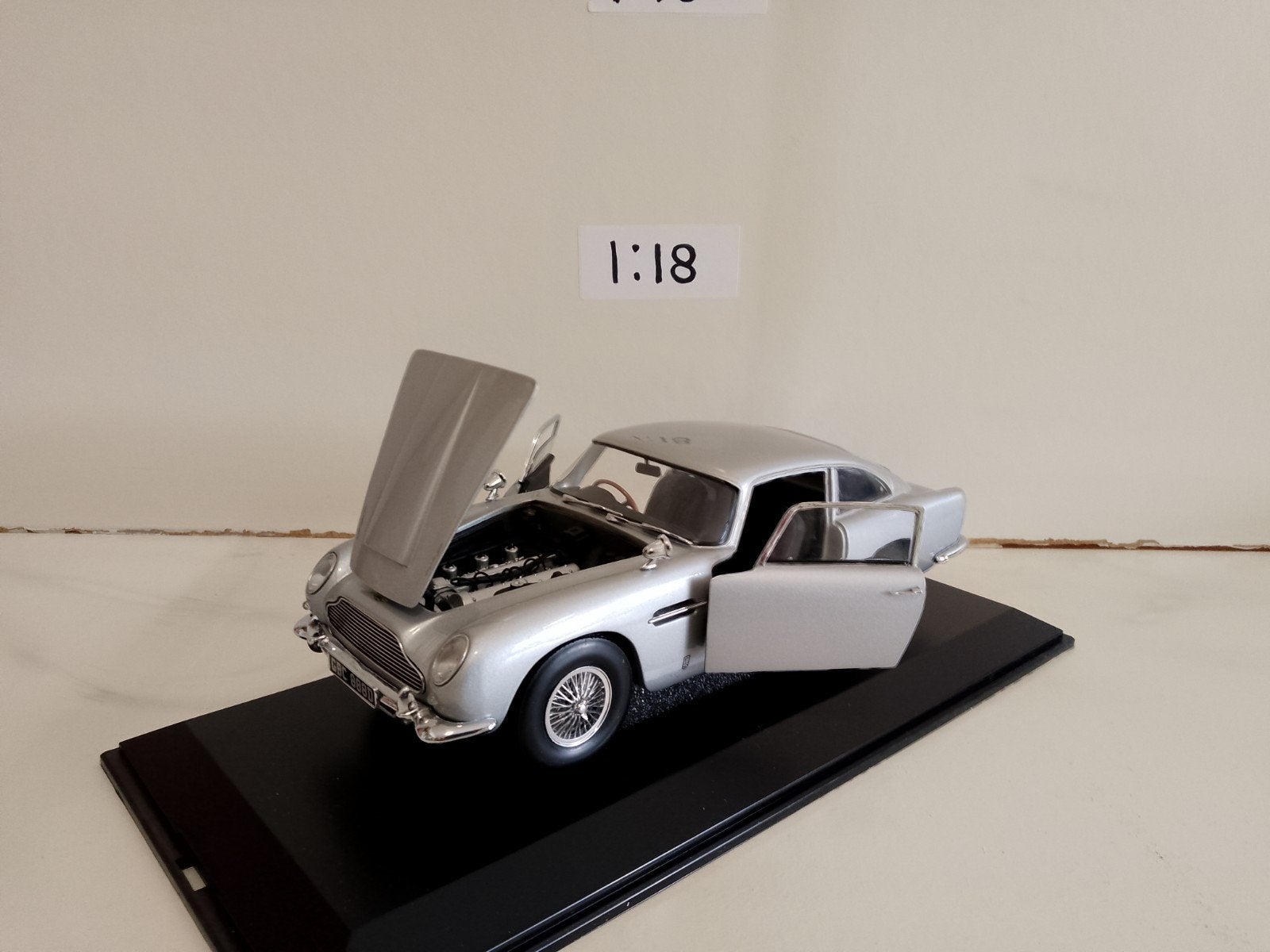 Sun-Star - 63" Aston Martin DB5 - 1:18
inclusief showcase, g, Ophalen of Verzenden, Zo goed als nieuw, Auto