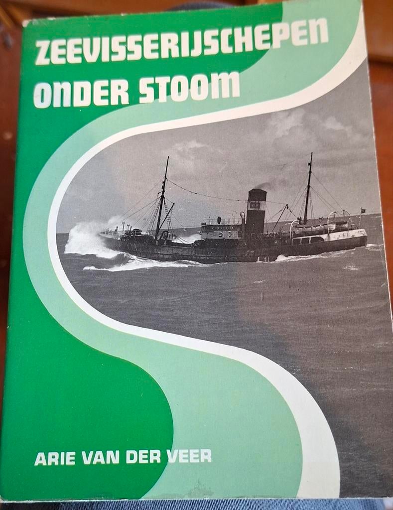 Zeevisseijschepen onder stoom - Arie van der Veer, Ophalen of Verzenden, Gelezen, Arie van der Veer, Boot