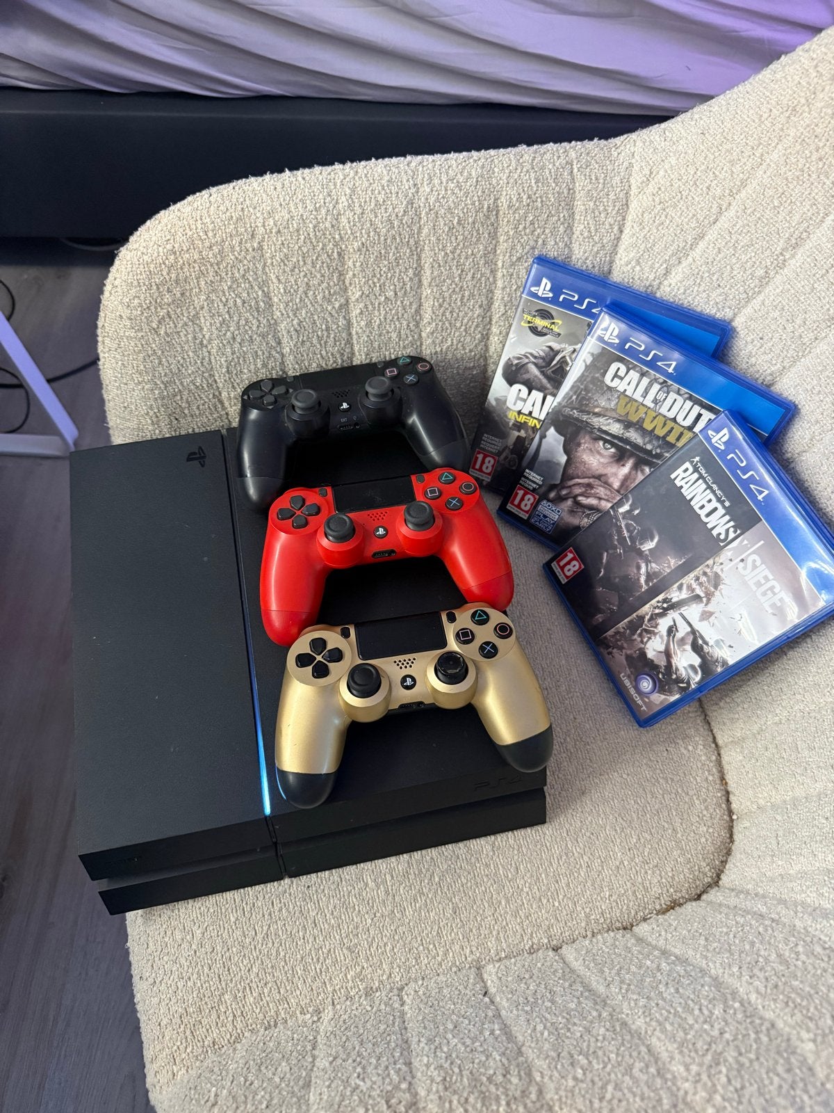 PlayStation 4 met 3 controllers en 3 games
