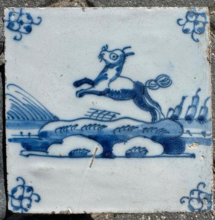 Antieke tegel springend hondje 1760, Ophalen of Verzenden