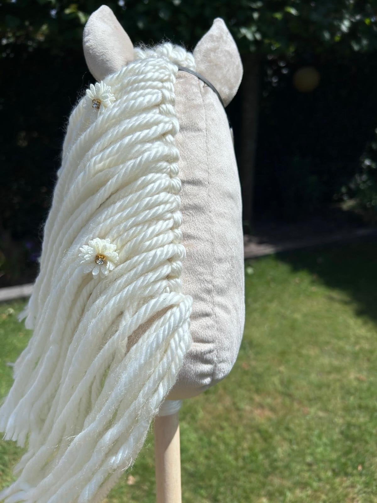 Hobbyhorse / Stokpaardje met hoofdstel en bloemetjes, Ophalen of Verzenden, Zo goed als nieuw, Jongen of Meisje
