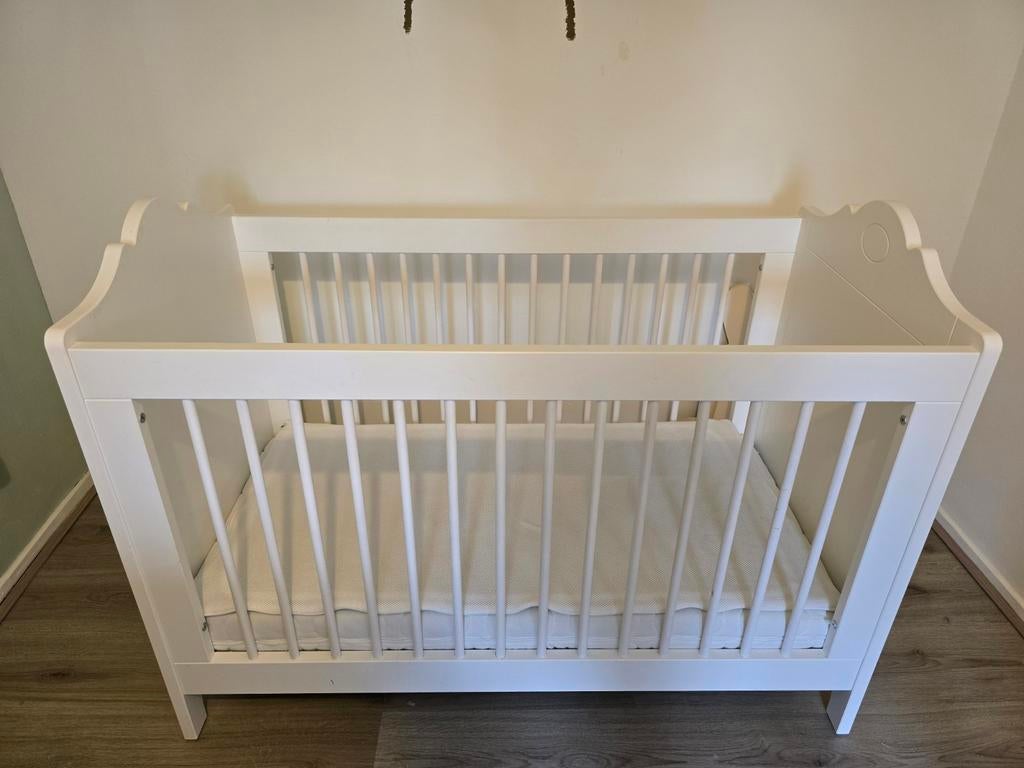Verstelbaar wit babybedje incl. matras en Aerosafe topper, Kinderen en Baby's, Babywiegjes en Ledikanten, Ophalen, Gebruikt, Ledikant
