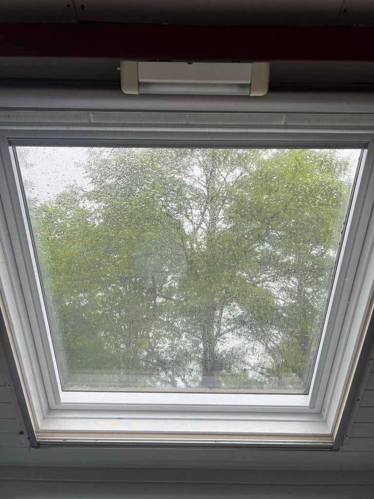 VELUX Dakraam met verduisterend rolgordijn en hor, Ophalen, Gebruikt, Minder dan 80 cm, 80 tot 120 cm
