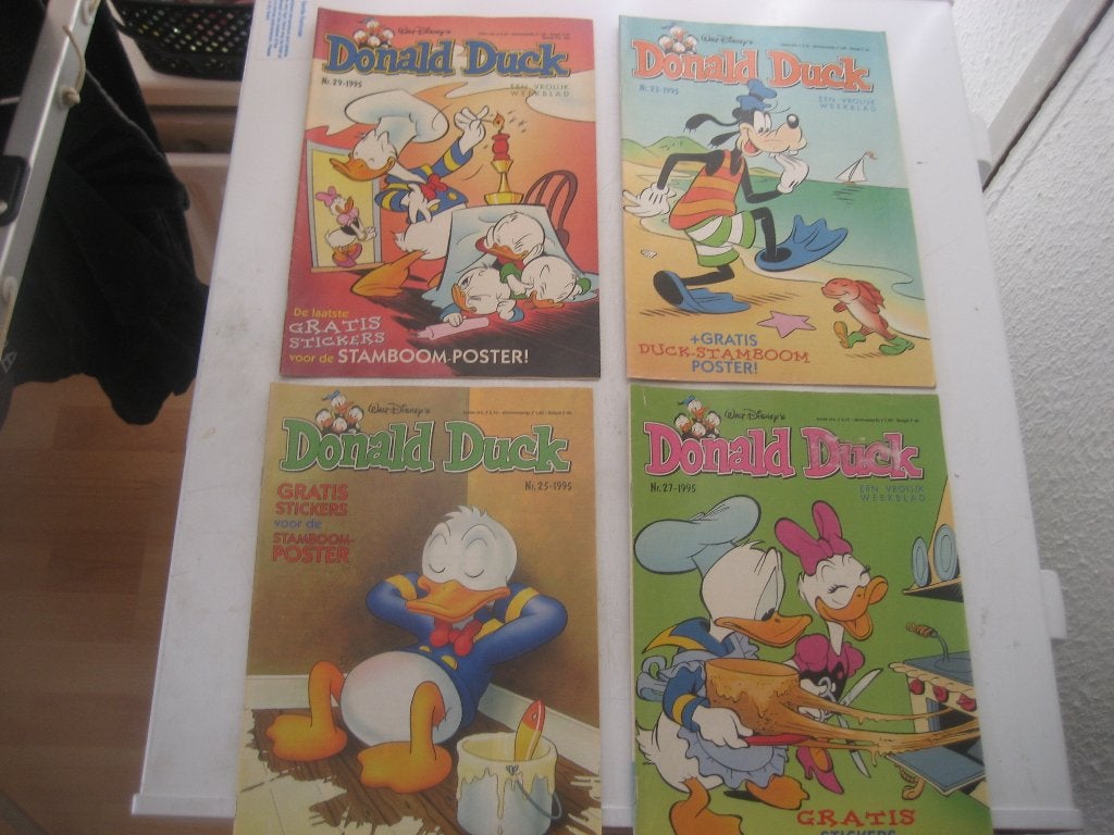donald duck poster , set stickers 1995, Boeken, Meerdere stripboeken, Ophalen of Verzenden, Gelezen