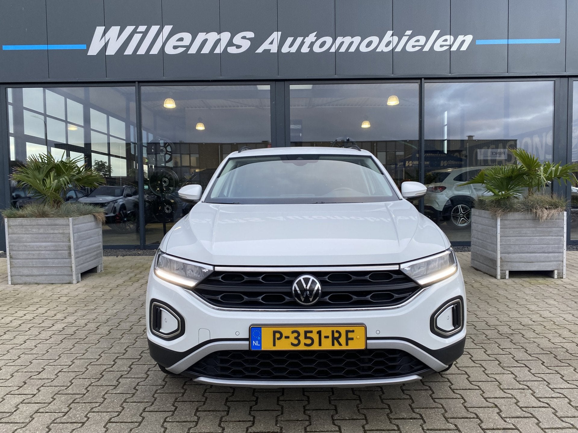 Volkswagen T-Roc 1.5 TSI Life Business Trekhaak, Camera & Ap, Auto's, Dealer onderhouden, Stof, 4 cilinders, Wit