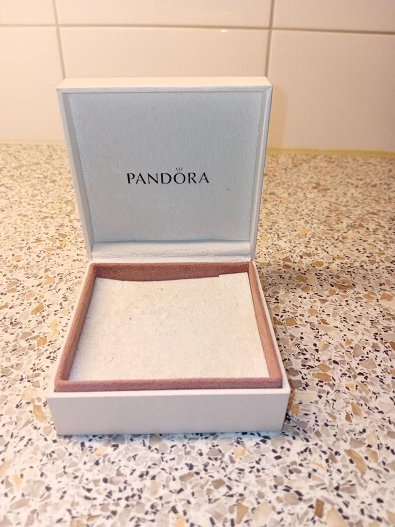 Pandora, Ophalen, Pandora, Zo goed als nieuw, 4 bedels of meer