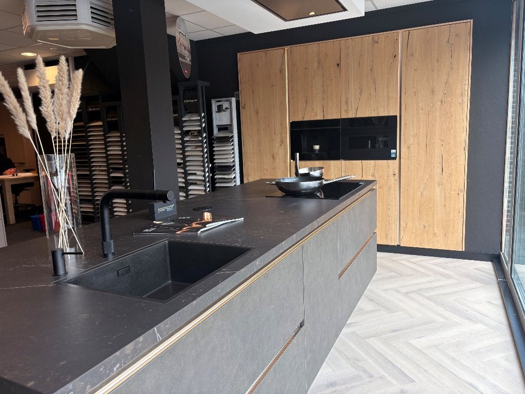 SUPER DE LUXE SHOWROOMKEUKEN: Fineer -greeploos-DEKTON, Ophalen, Greeploos, Overige typen, Nieuw
