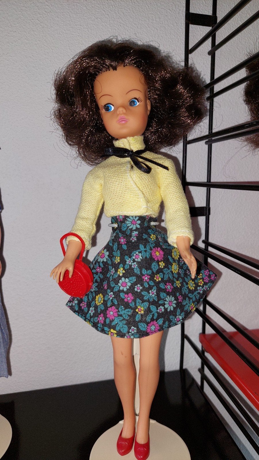 Vintage Sindy Pedigree Pop met Bloemenrokje en Geel Vestje, Ophalen, Gebruikt, Overige typen