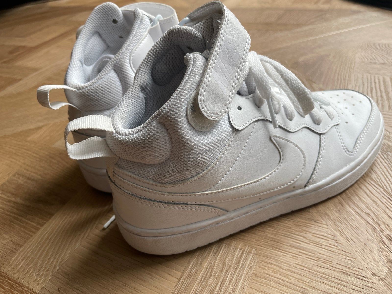Zo goed als nieuwe witte NIKE AIRFORCE 1 MID (maat 37,5), Kleding | Dames, Schoenen, Ophalen of Verzenden, Zo goed als nieuw, Wit
