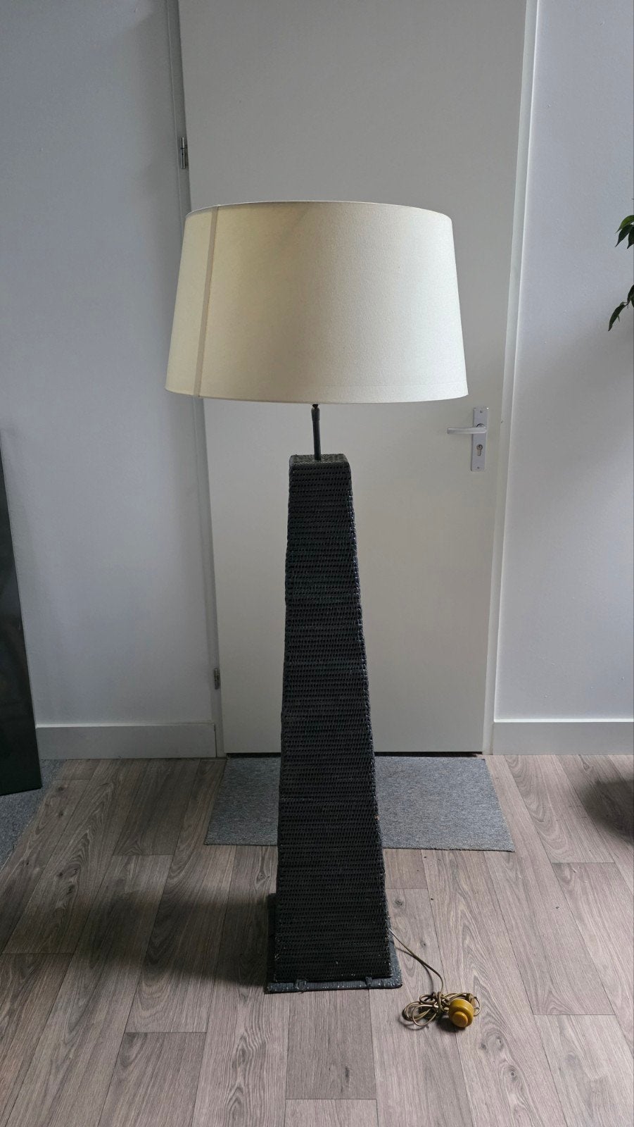 2 stijlvolle vloerlampen + gratis rotan tafellamp, Ophalen, Minder dan 100 cm