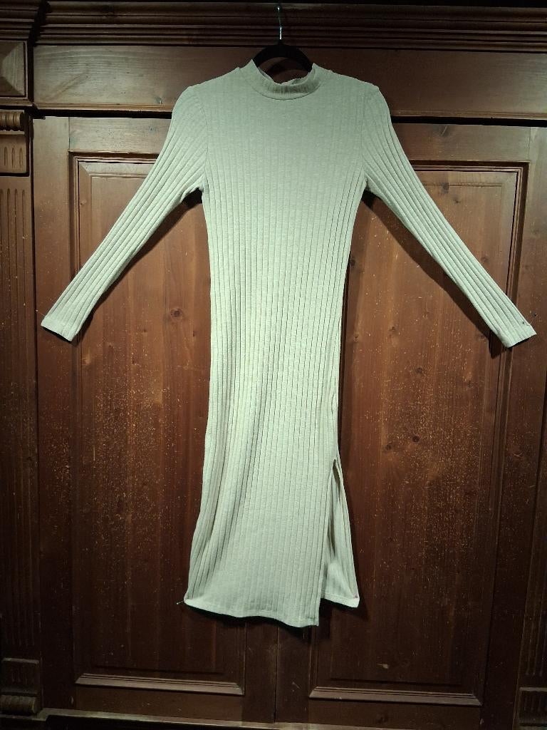 Lange Crèmekleurige jurk met split M Stradivarius, Maat 38/40 (M), Overige kleuren, Ophalen of Verzenden, Zo goed als nieuw