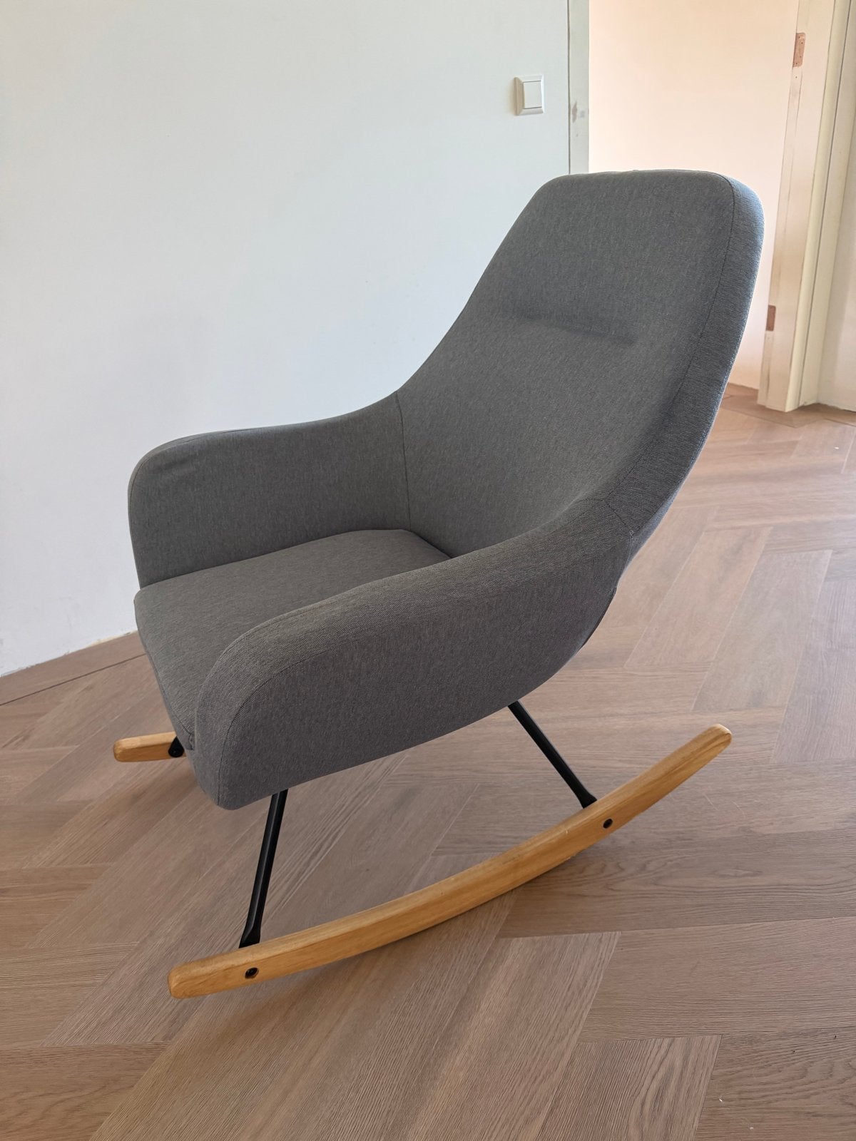 Jysk schommelstoel - Grijs met houten onderstel, Ophalen, Zo goed als nieuw, Hout, Eén