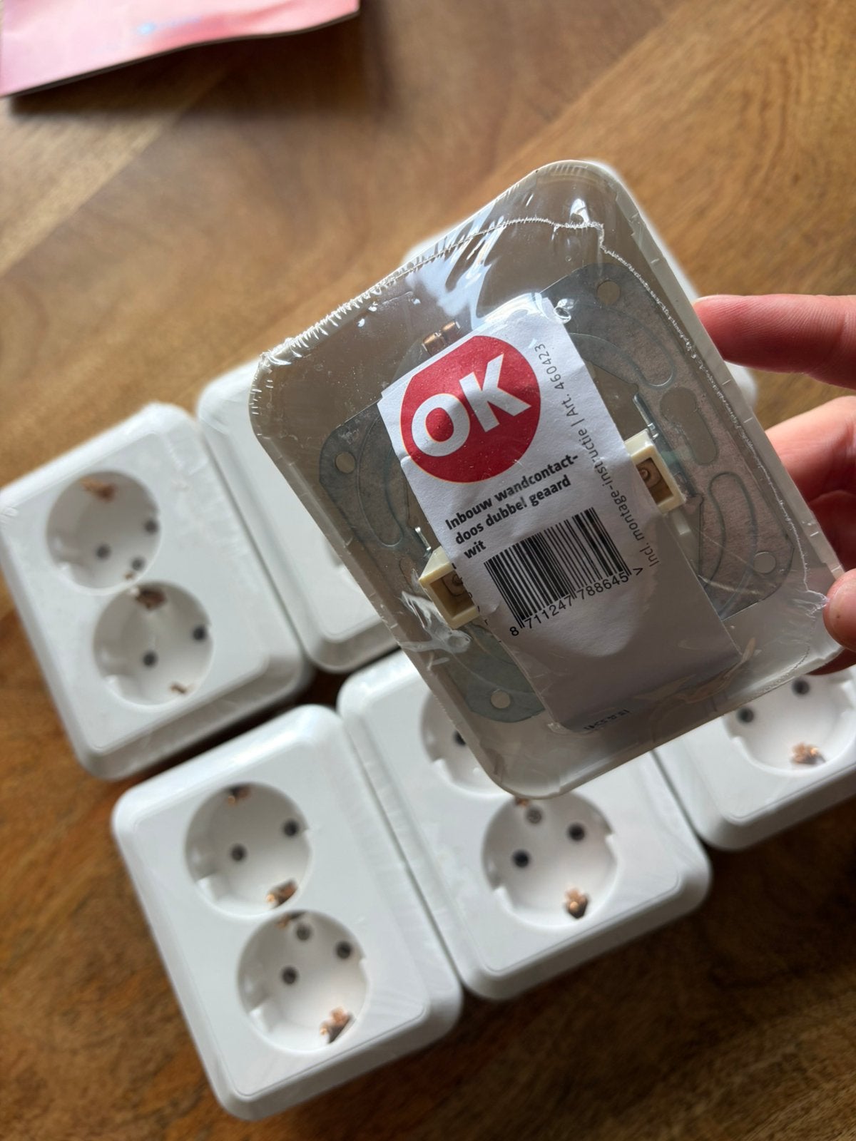 OK inbouw wandcontactdoos dubbel geaard wit, Doe-het-zelf en Verbouw, Elektra en Kabels, Ophalen of Verzenden, Zo goed als nieuw