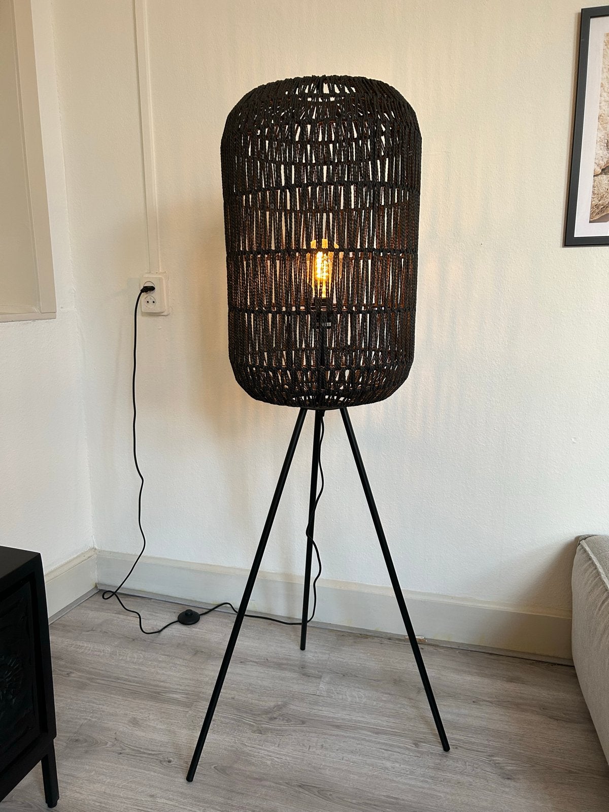 Zwarte Vloerlamp met Rotan Look - 140 cm hoog, Huis en Inrichting, Lampen | Vloerlampen, Ophalen, Gebruikt, Textiel, 100 tot 150 cm