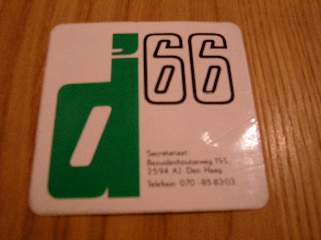 sticker politiek D'66 bezuidenhoutseweg 195 den haag, Ophalen, Zo goed als nieuw