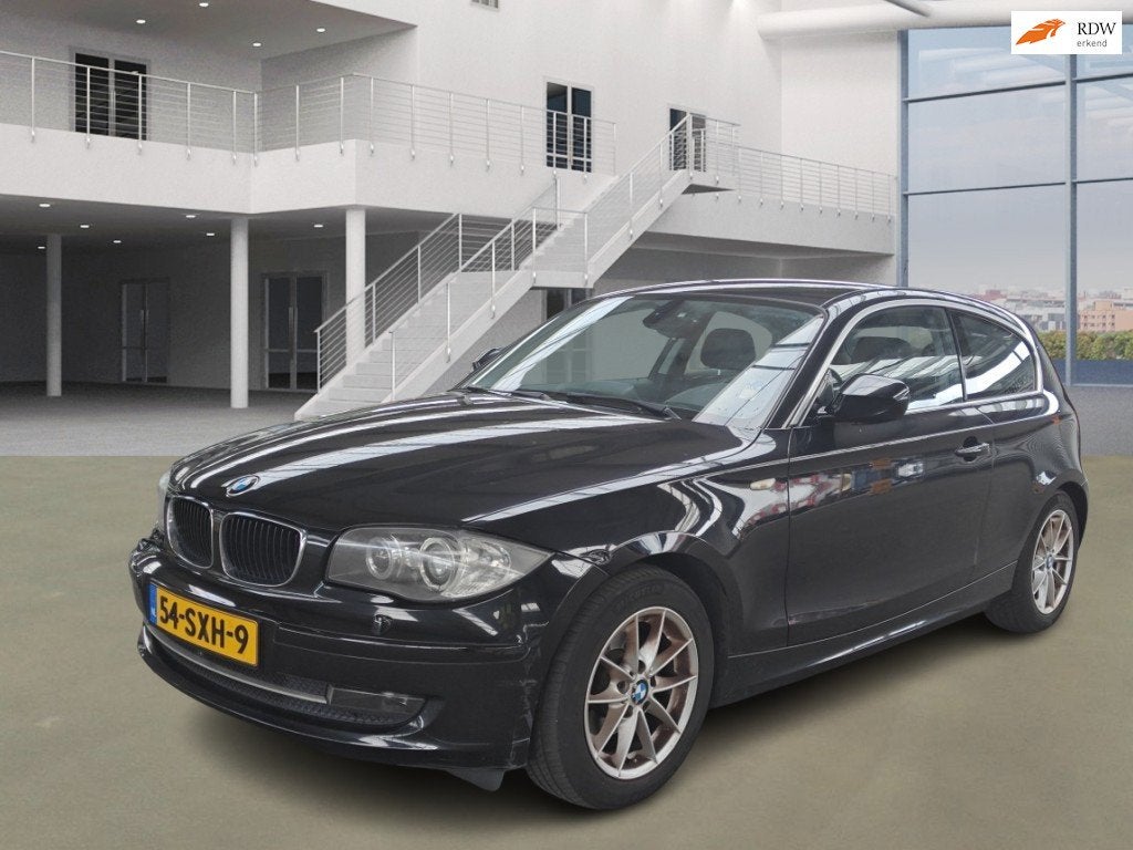 BMW 1-serie 116i Business Line Ultimate Edition AUT NAVI LED, Euro 5, Zwart, 4 cilinders, 4 stoelen
