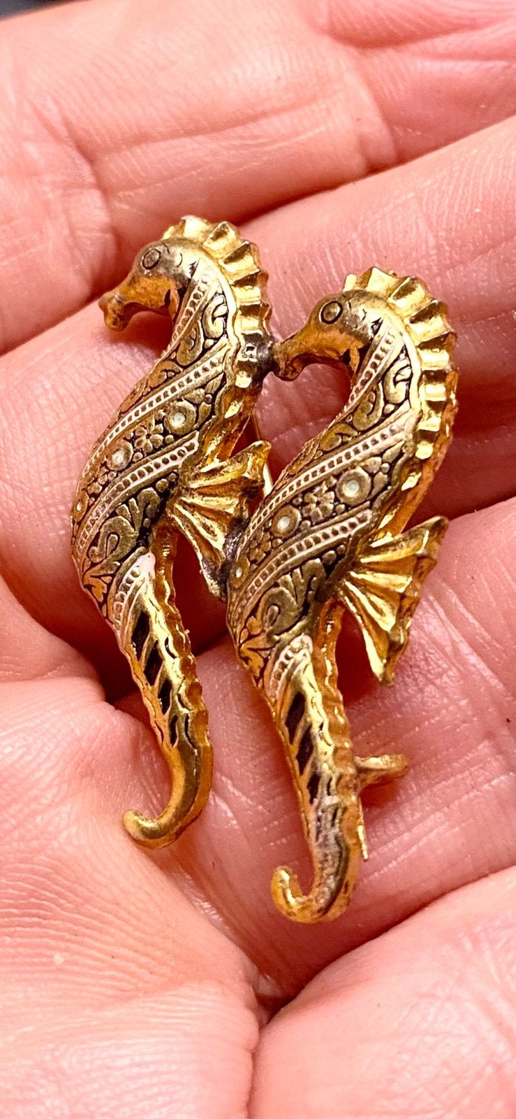vertederende vintage ‘DAMASCENE’ ZEEPAARDJES BROCHE, Sieraden, Tassen en Uiterlijk, Broches, 4 tot 7 cm, Koper, Ophalen of Verzenden