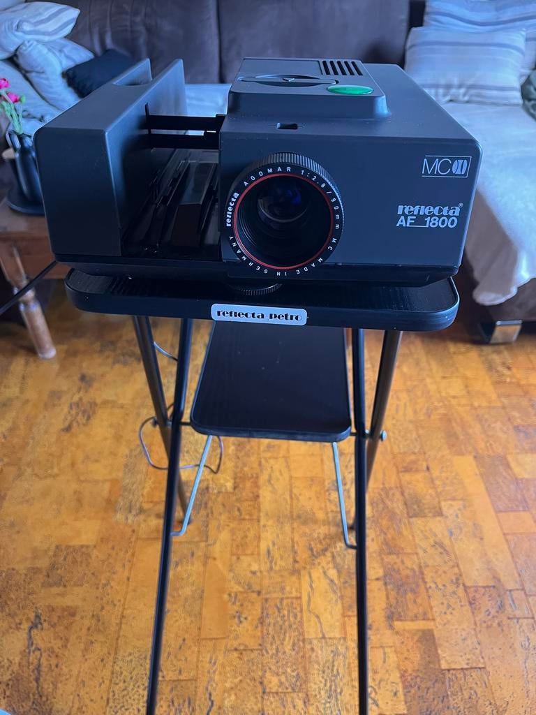 Diaprojector met tafel en scherm, Audio, Tv en Foto, Diaprojectors, Ophalen of Verzenden, Gebruikt, Met scherm