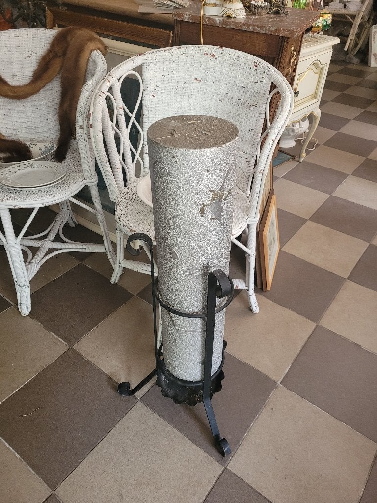 Vintage 80 cm hoge kaars in smeedijzeren houder, Huis en Inrichting, Woonaccessoires | Kandelaars en Kaarsen, Zwart, Belle Vieille Brocante