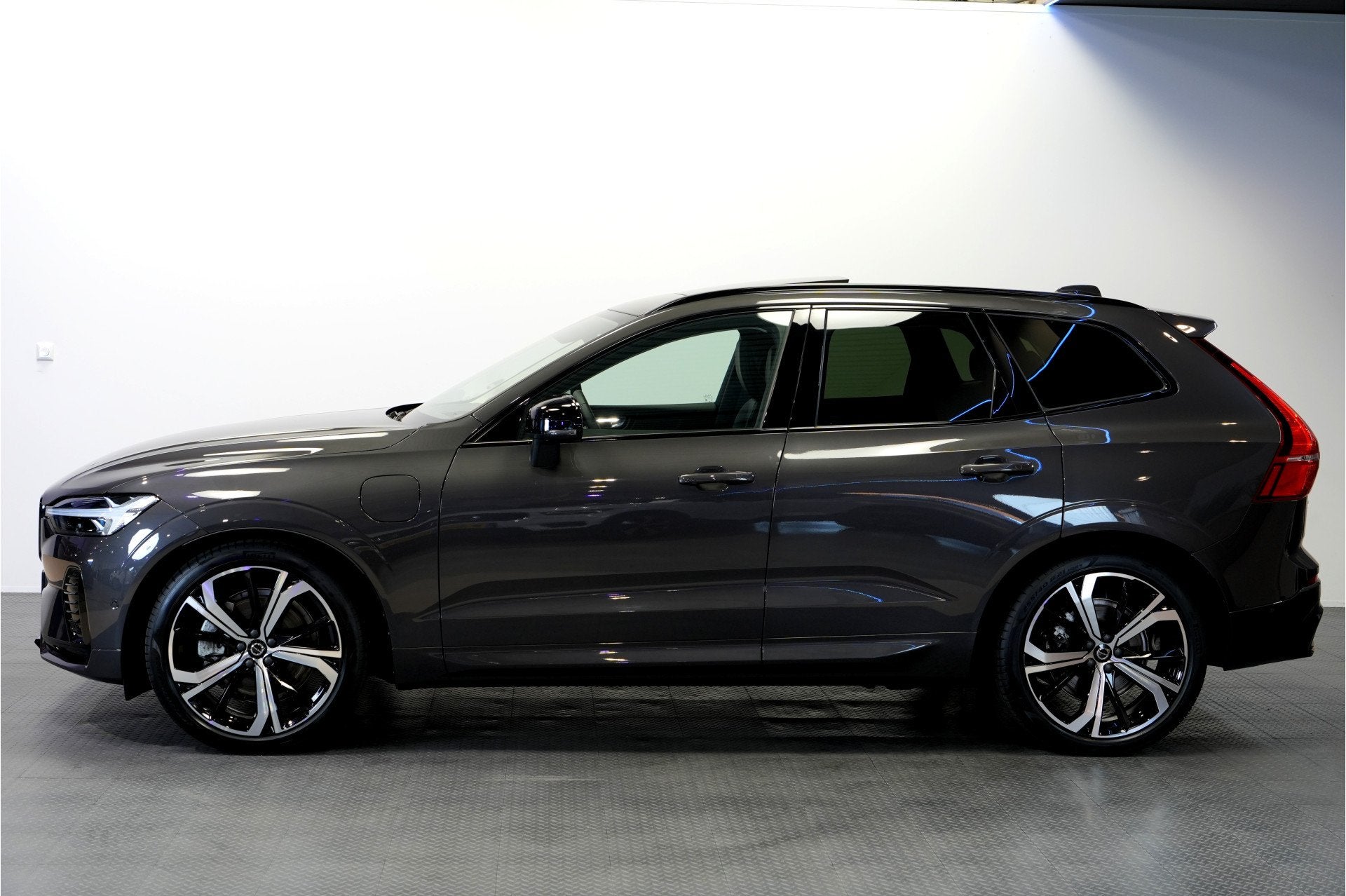 Volvo XC60 2.0 T8 AWD 335kW/456pk Aut8 Recharge Ultra Dark L, Automaat, Dealer onderhouden, Gebruikt, 4 cilinders