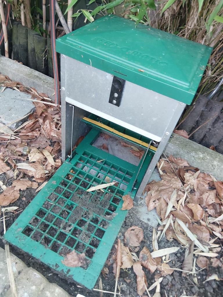 Feed-o-matic voederbak voor kippen trapbak, Dieren en Toebehoren, Ophalen of Verzenden, Gebruikt, Drinken en Voederen